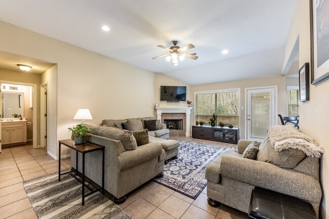 Building Photo - 3658 Redbud Ln