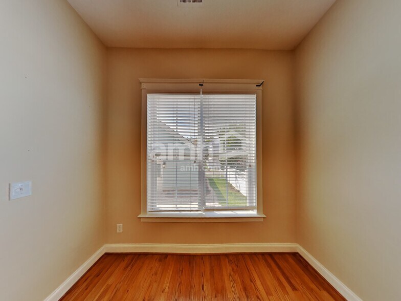 Building Photo - 155 Water Oak Dr