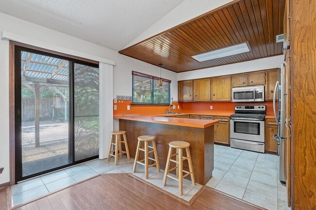 Building Photo - 709 Show Low Ct