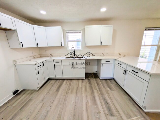 Building Photo - 523 N Alton Ave