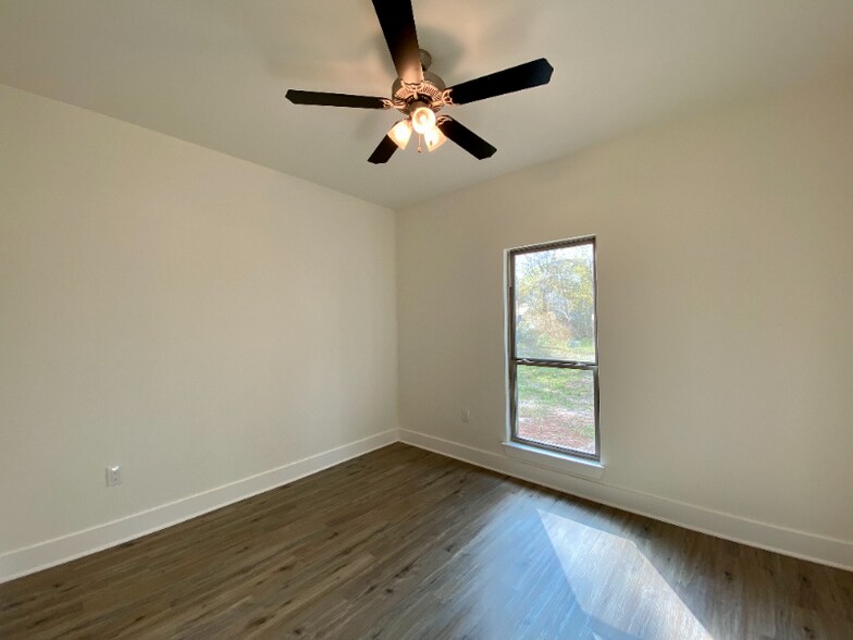 Building Photo - 350 Parks Cir