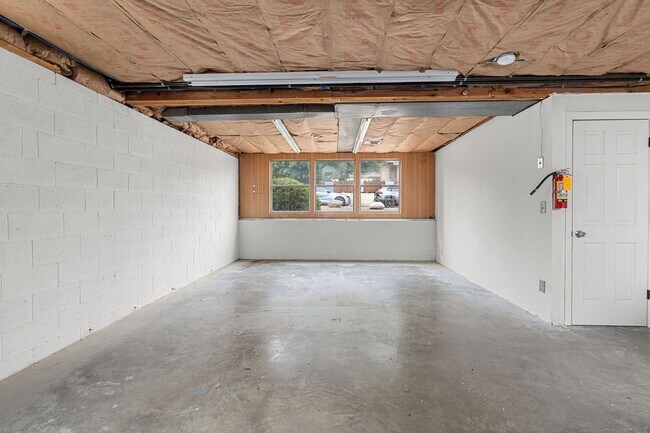 Building Photo - 400 Casad Ave