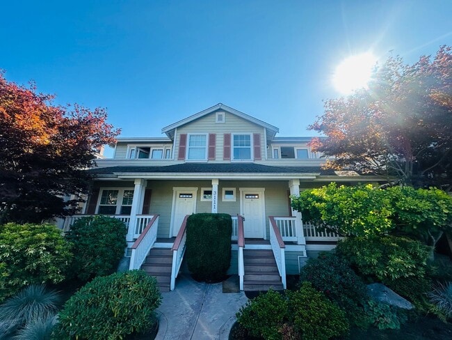 Building Photo - Beautiful 3 Bedroom Townhome with Garage i...