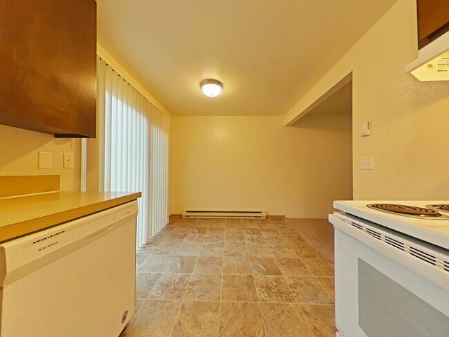 Building Photo - 2 Bedroom Apartment ~ Close to 9th Street ...