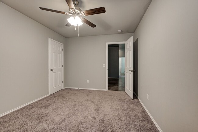 Building Photo - Gorgeous 4 Bed 2 Bath Home in Heart Of Mustang!!