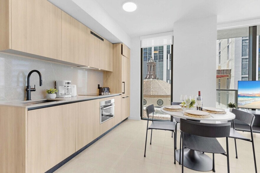 Building Photo - 501 NE 1st Ave