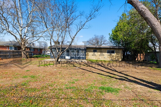 Building Photo - 2541 W Benjamin Dr