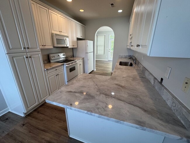 Building Photo - Brick End Unit Home in Taylor Springs NEW LVP FLOORING