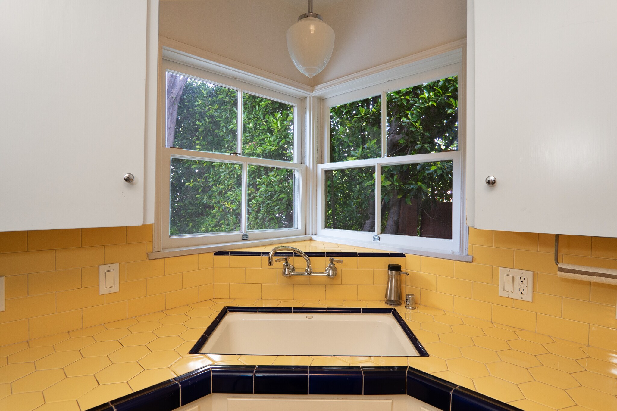 kitchen - 638 N Gardner St