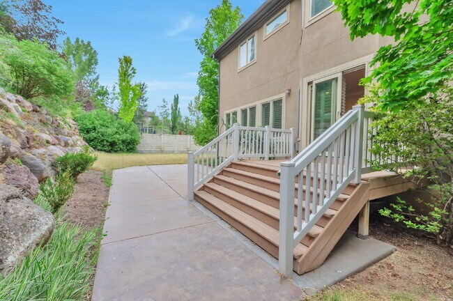 Building Photo - AVAILABLE NOW  — SPACIOUS & BEAUTIFUL Bountiful Meadows Home. 4 BED 3 BATH SIGNLE FAMILY HOME
