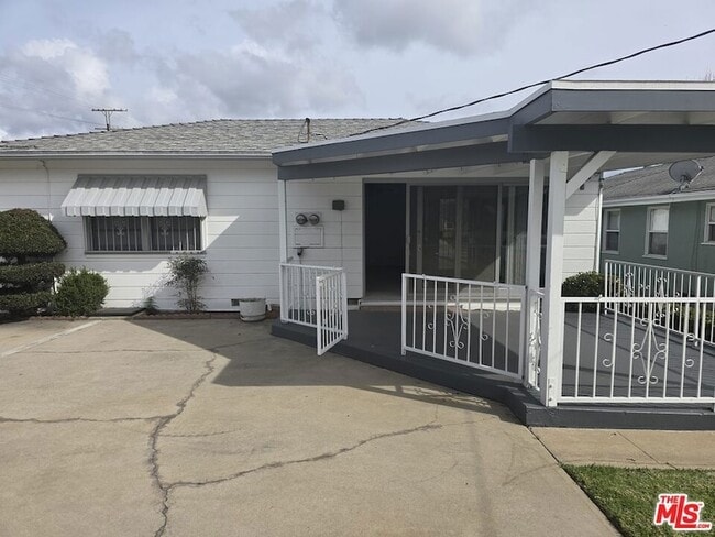 Building Photo - 6243 S Fairfax Ave