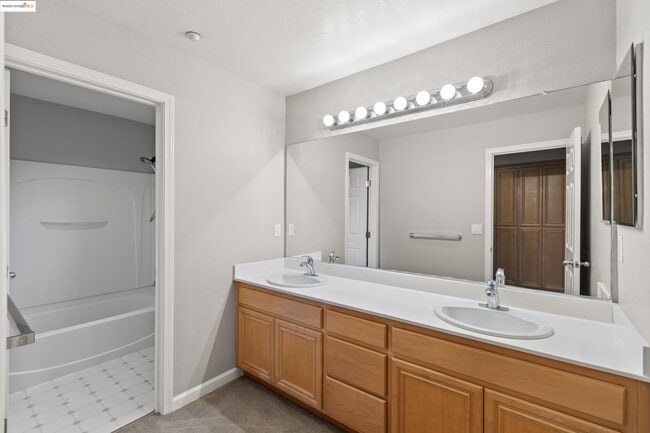 Building Photo - 271 Washington Dr