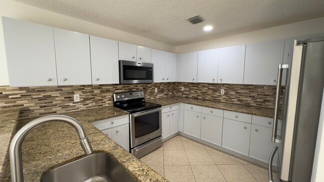 Building Photo - 4068 Eastridge Dr