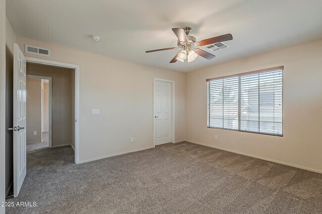 Building Photo - 519 E Rainbow Dr