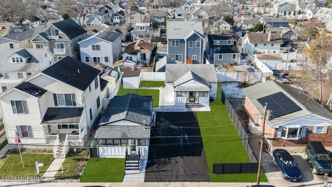 Building Photo - 1807-1809 Laurel Terrace