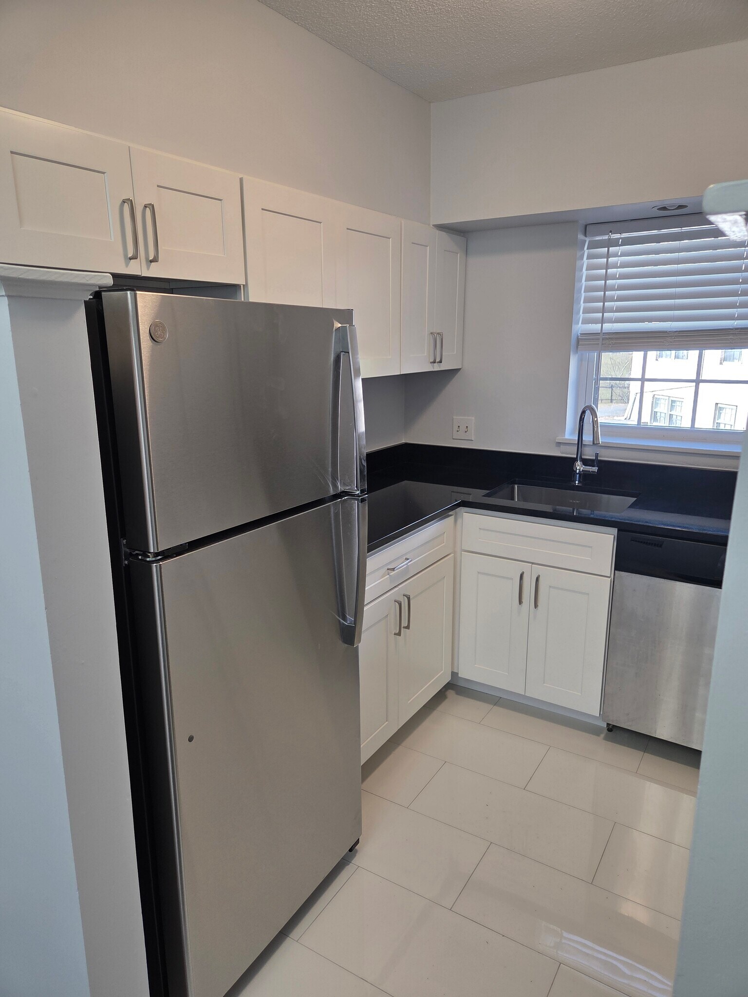 Building Photo - 190 Lake Shore Rd