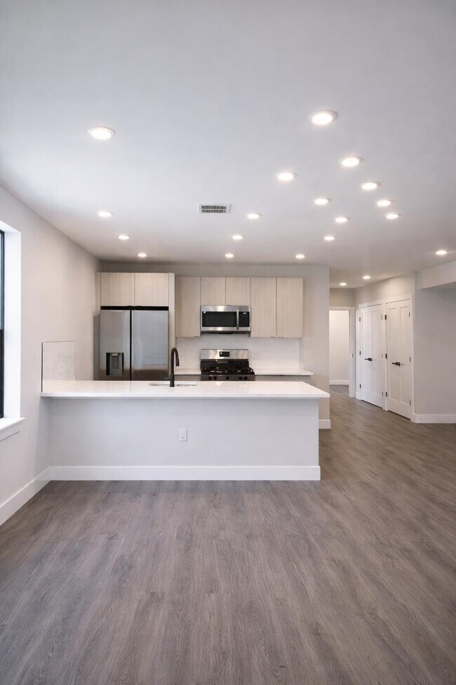 Building Photo - 207 39th St