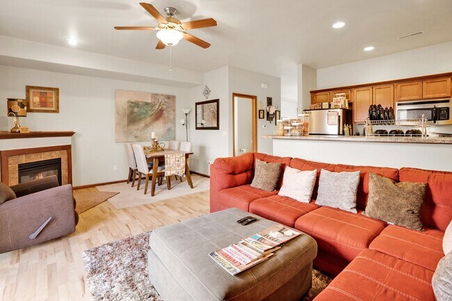 Building Photo - Luxury Iowa City townhouse close to UIHC and Kinnick