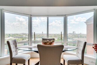 Building Photo - Gorgeous 9th Floor 1/1.5 Condo For Rent!