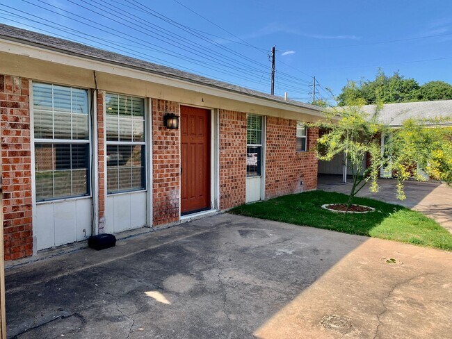 Building Photo - Remodeled & Stunning 2/1 Duplex in South A...