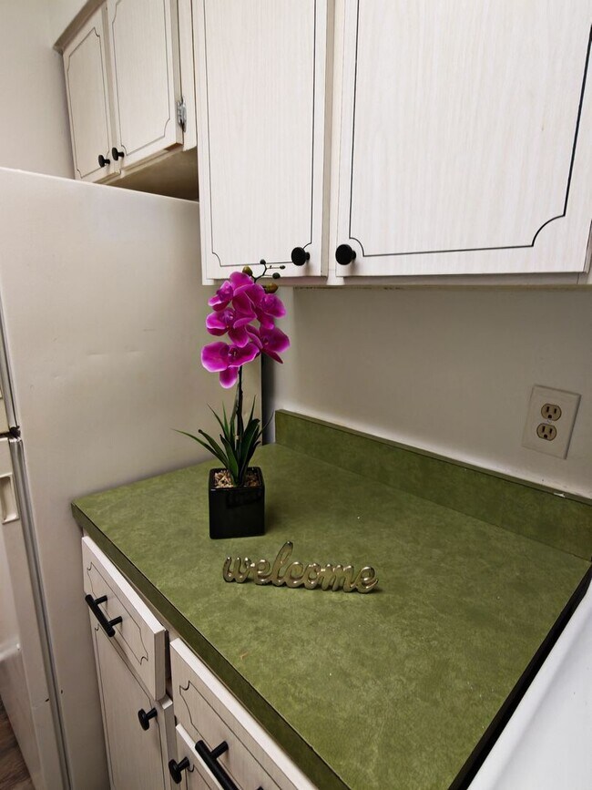 Building Photo - Charming 2-Bedroom Home in an Unbeatable L...