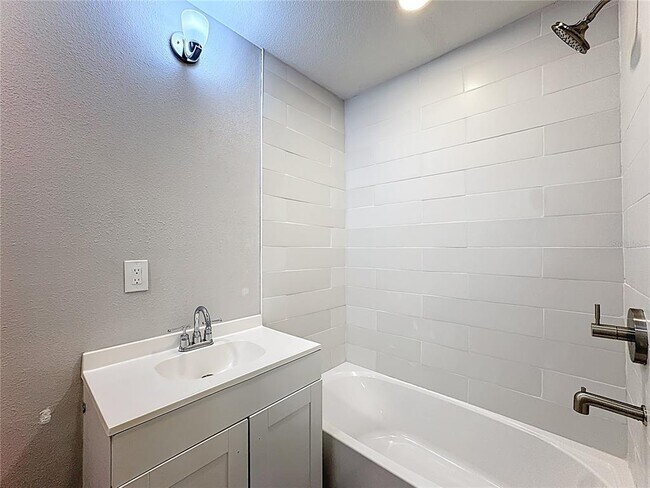Building Photo - 2409 Drake Dr
