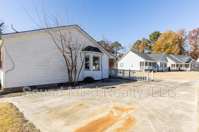 Building Photo - 700 Western Ave