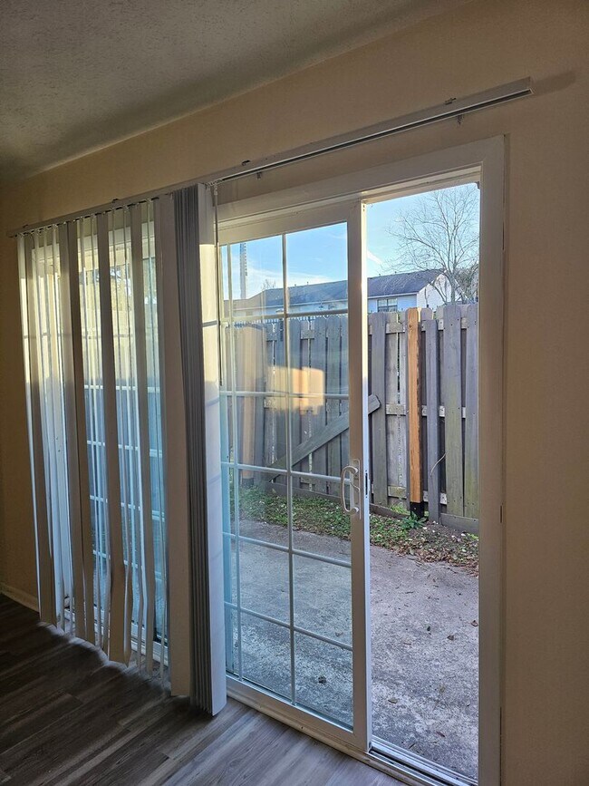 Building Photo - Townhome