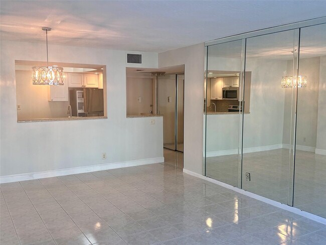 Building Photo - 1149 Hillsboro Mile