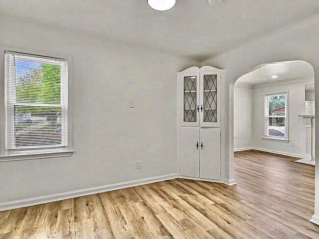 Building Photo - ELEGANT HOME