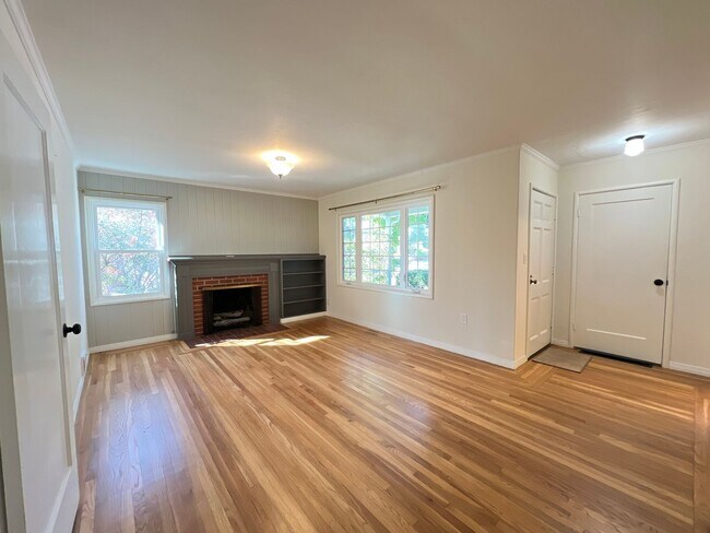 Building Photo - 2 Bedroom/1 Bath Available in Oakland!