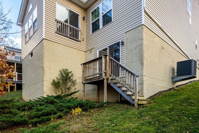 Building Photo - Spacious Home in Williamsburg - WASHINGTON RIDGE