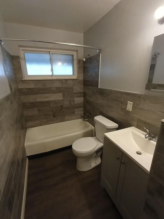 Building Photo - Cozy 2 bedroom 1 bathroom brick ranch