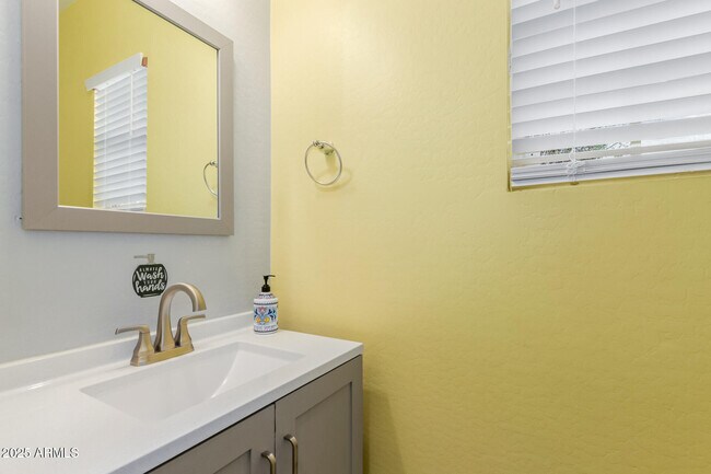 Building Photo - 836 E Constance Wy