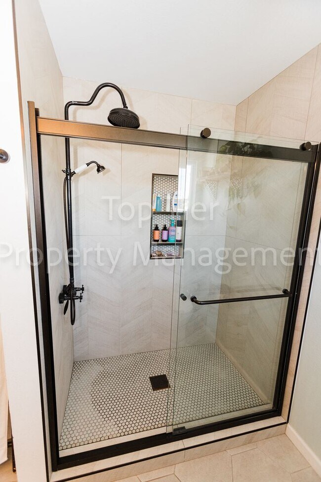 Building Photo - Beautifully Upgraded 3 Bed / 2 Bath Home –...