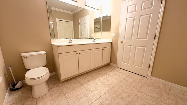 Building Photo - Adorable 2-bedroom, 2-bathroom 1st floor c...