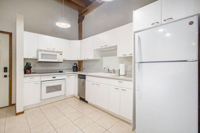 Building Photo - 110 N Harbor Dr