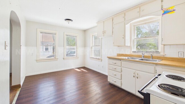 Building Photo - 413 E 6th St