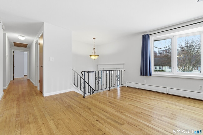 Building Photo - 10 College St