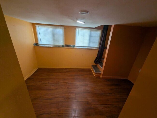 Building Photo - CS-129 W Main Street