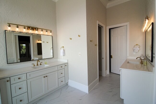 Building Photo - 2940 Pine Valley Dr