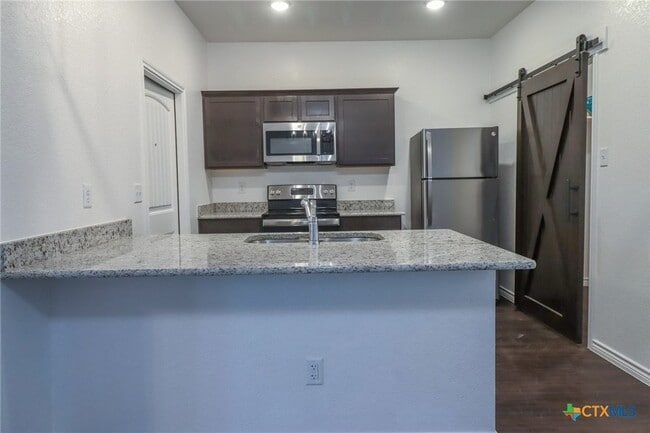 Building Photo - 5005 Rose Gdn Lp