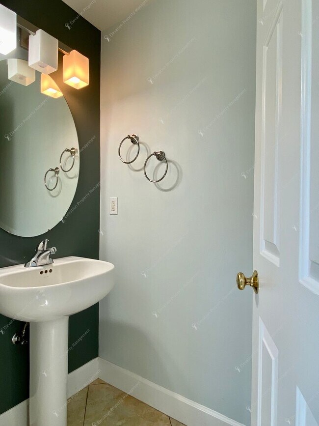 Building Photo - Charming and unique 2 BR in an upscale west Bend neighborhood