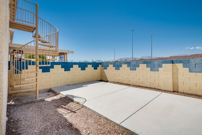 Building Photo - Beautiful 3 Bedroom, 2 Bathroom Townhouse w/ attached 1 Car Garage & Community Pool.