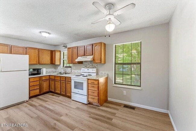 Building Photo - 5917 W Pine Ln