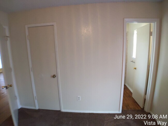 Building Photo - Apartment