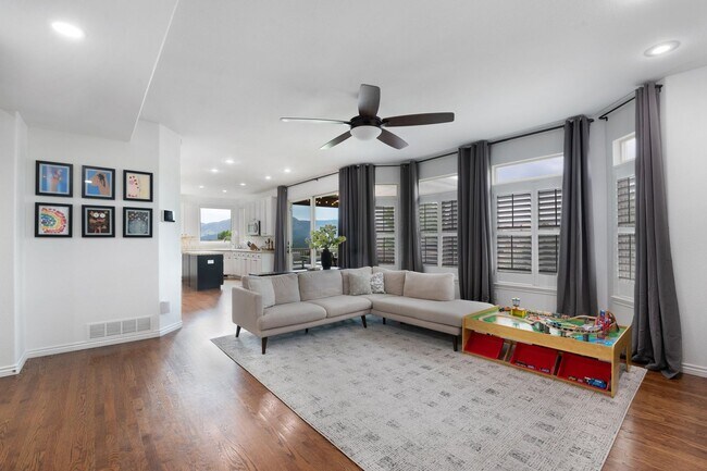 Building Photo - Elegant Mountain-View Retreat in Stone Cro...