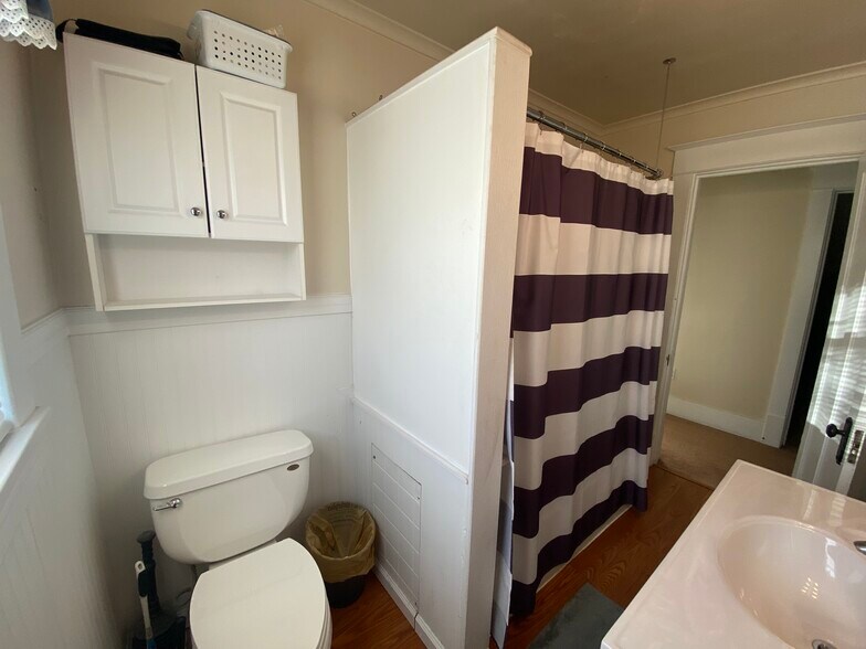 Full Bathroom - 329 E Grandview Ave