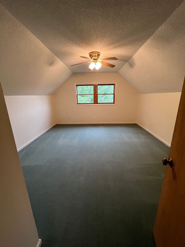 Building Photo - Ashe Lake Community Home Surrounded By Nat...