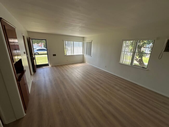 Building Photo - $500 OFF 1ST MONTHS RENT! Bright 2 Bedroom...